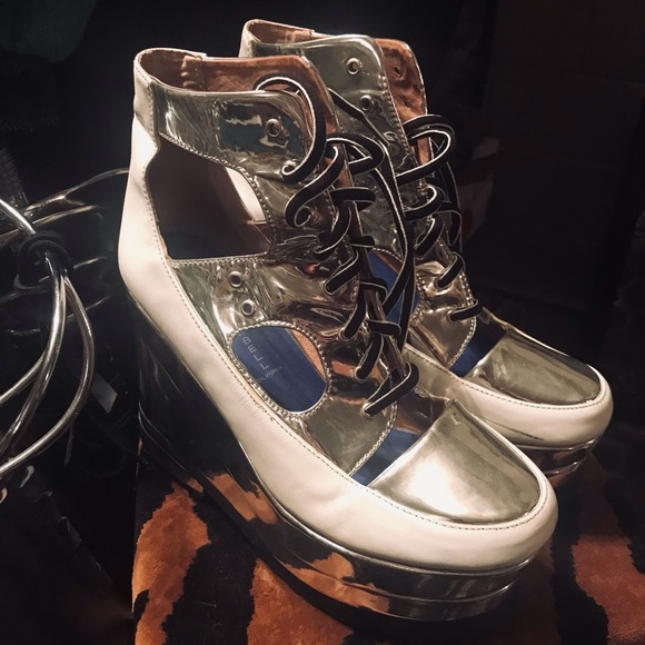 Jeffrey Campbell Silver and White platform size 10 - Picture 2 of 6